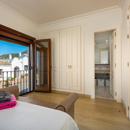 Stylish 3 Bed House 2 Bathrooms, With Patio, Roof Terrace And Communal Pool 5 Minutes Away From The Beautiful Spanish White Village Of Casares Pueblo And Only 20 Mins From The Sea Luaran gambar