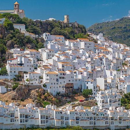 Stylish 3 Bed House 2 Bathrooms, With Patio, Roof Terrace And Communal Pool 5 Minutes Away From The Beautiful Spanish White Village Of Casares Pueblo And Only 20 Mins From The Sea Luaran gambar