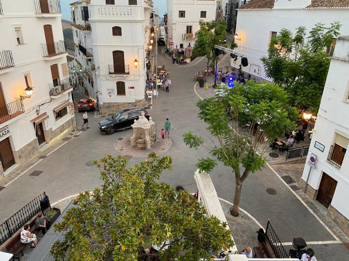 Stylish 3 Bed House 2 Bathrooms, With Patio, Roof Terrace And Communal Pool 5 Minutes Away From The Beautiful Spanish White Village Of Casares Pueblo And Only 20 Mins From The Sea Luaran gambar