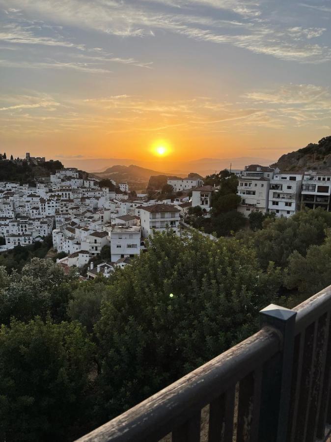 Stylish 3 Bed House 2 Bathrooms, With Patio, Roof Terrace And Communal Pool 5 Minutes Away From The Beautiful Spanish White Village Of Casares Pueblo And Only 20 Mins From The Sea Luaran gambar