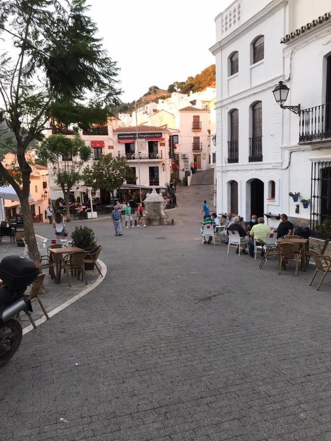 Stylish 3 Bed House 2 Bathrooms, With Patio, Roof Terrace And Communal Pool 5 Minutes Away From The Beautiful Spanish White Village Of Casares Pueblo And Only 20 Mins From The Sea Luaran gambar