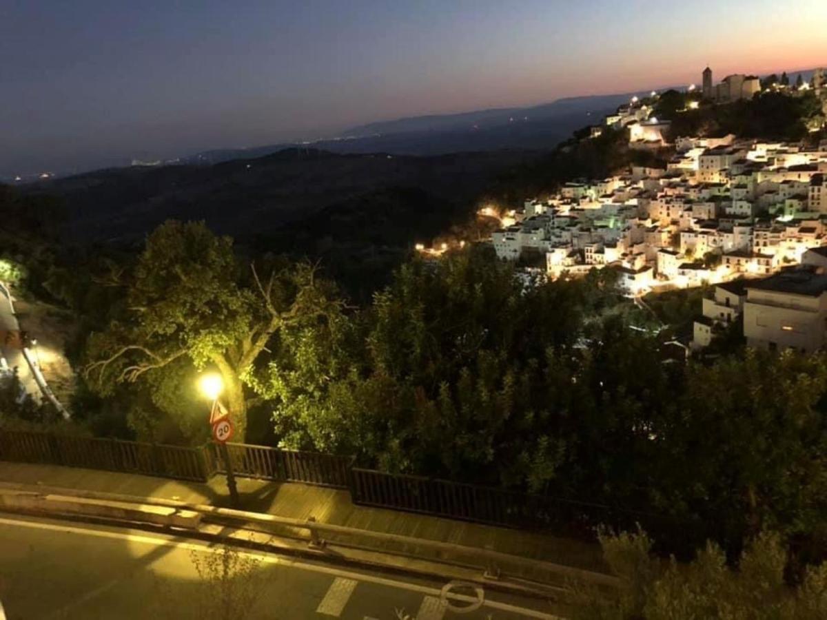 Stylish 3 Bed House 2 Bathrooms, With Patio, Roof Terrace And Communal Pool 5 Minutes Away From The Beautiful Spanish White Village Of Casares Pueblo And Only 20 Mins From The Sea Luaran gambar
