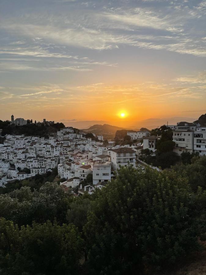 Stylish 3 Bed House 2 Bathrooms, With Patio, Roof Terrace And Communal Pool 5 Minutes Away From The Beautiful Spanish White Village Of Casares Pueblo And Only 20 Mins From The Sea Luaran gambar
