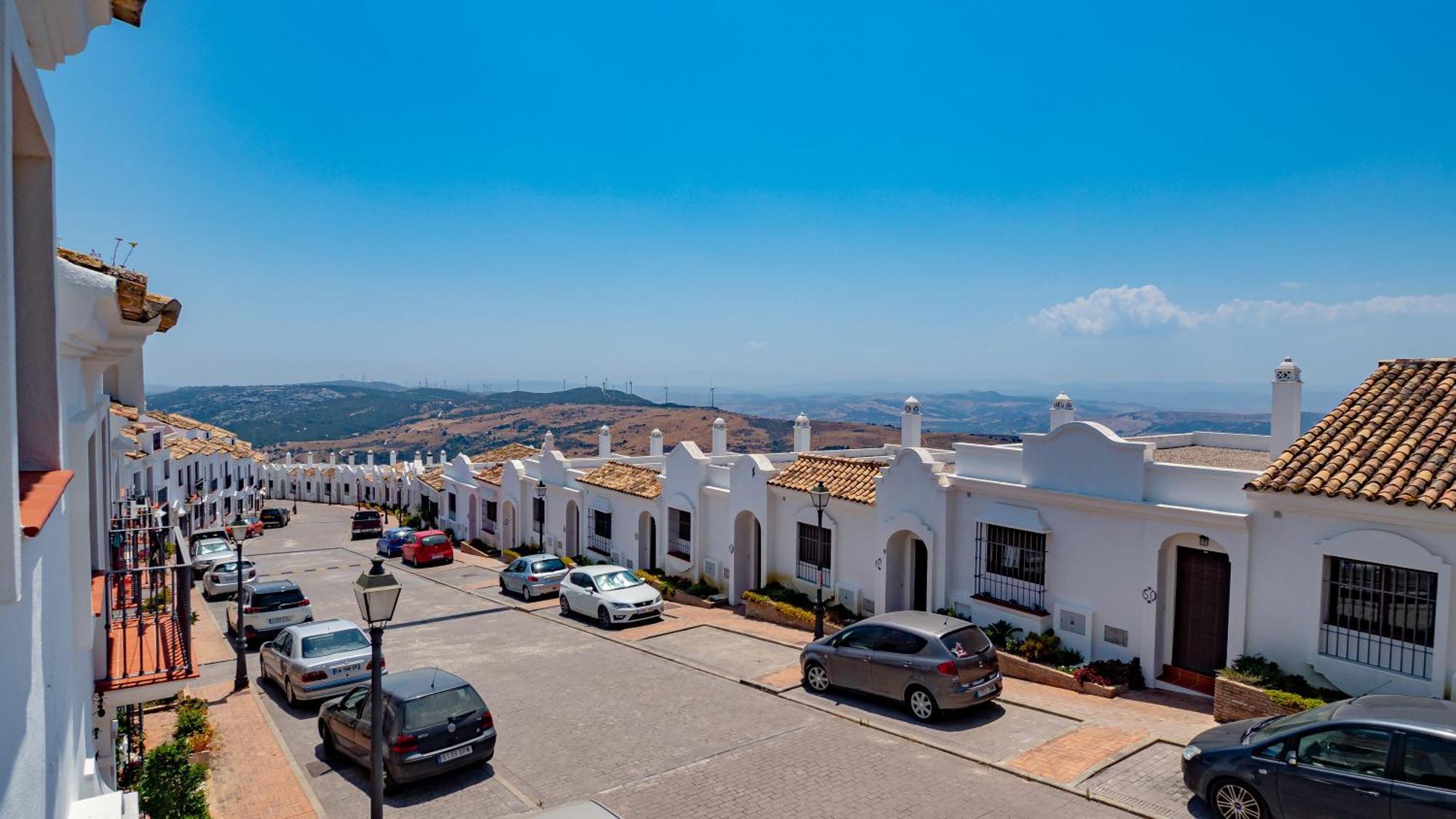 Stylish 3 Bed House 2 Bathrooms, With Patio, Roof Terrace And Communal Pool 5 Minutes Away From The Beautiful Spanish White Village Of Casares Pueblo And Only 20 Mins From The Sea Luaran gambar