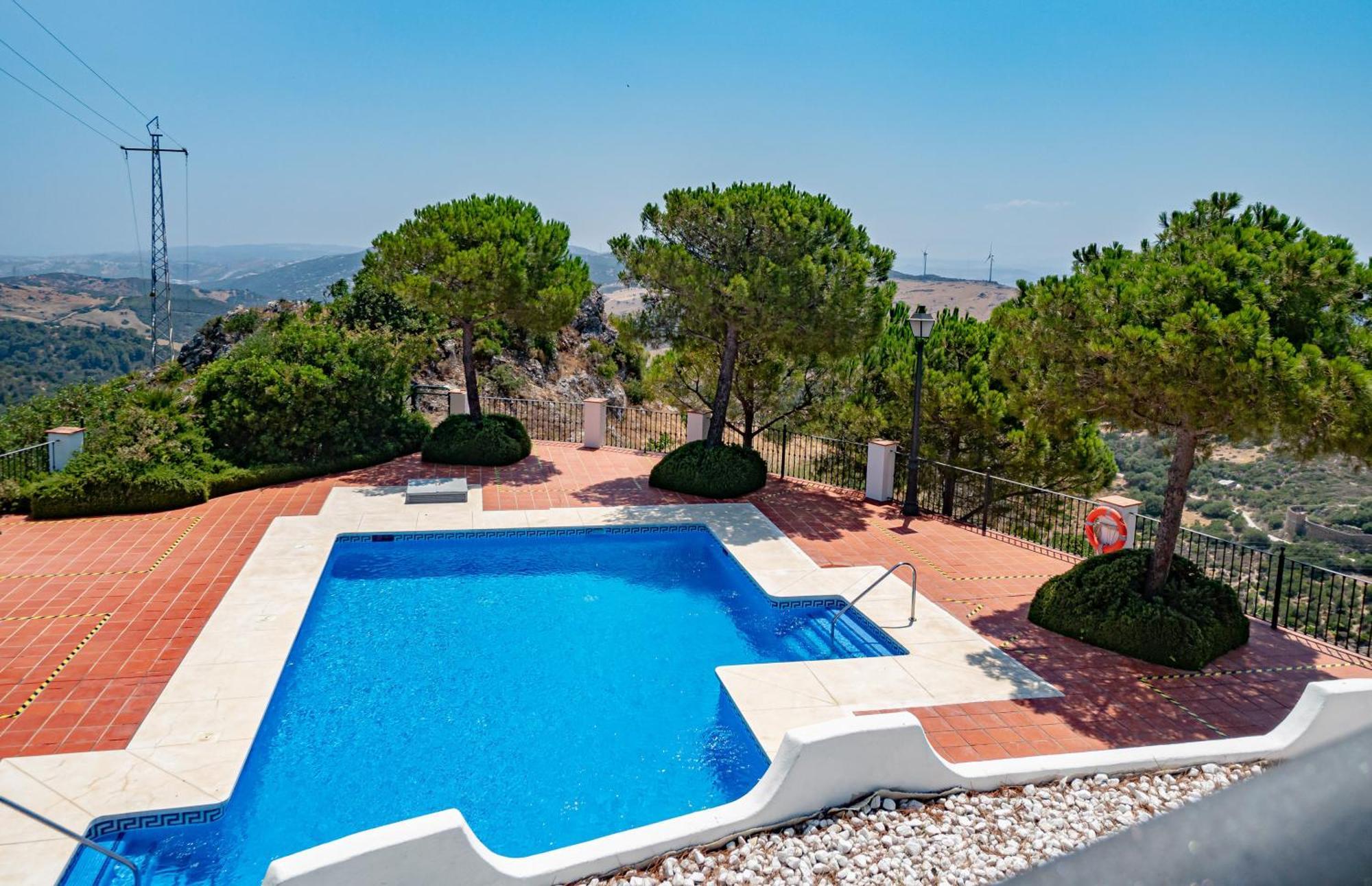 Stylish 3 Bed House 2 Bathrooms, With Patio, Roof Terrace And Communal Pool 5 Minutes Away From The Beautiful Spanish White Village Of Casares Pueblo And Only 20 Mins From The Sea Luaran gambar