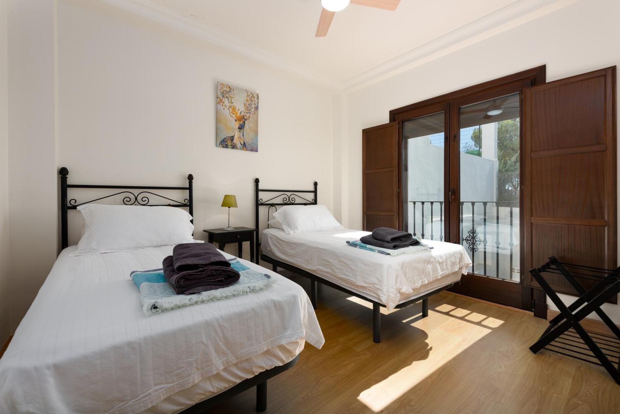 Stylish 3 Bed House 2 Bathrooms, With Patio, Roof Terrace And Communal Pool 5 Minutes Away From The Beautiful Spanish White Village Of Casares Pueblo And Only 20 Mins From The Sea Luaran gambar