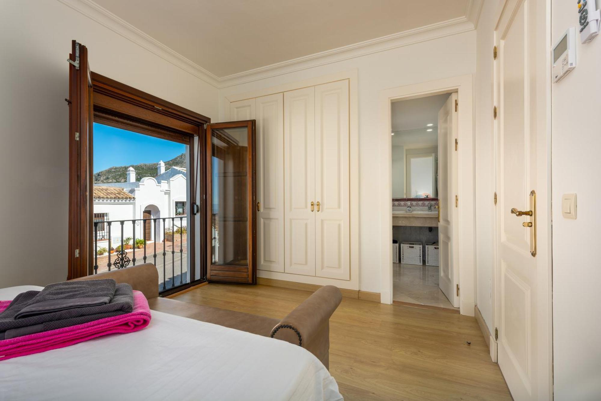 Stylish 3 Bed House 2 Bathrooms, With Patio, Roof Terrace And Communal Pool 5 Minutes Away From The Beautiful Spanish White Village Of Casares Pueblo And Only 20 Mins From The Sea Luaran gambar