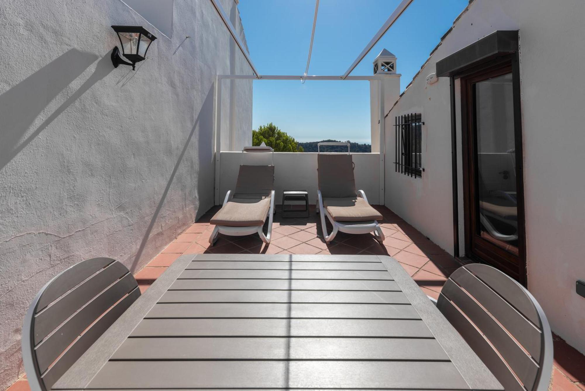 Stylish 3 Bed House 2 Bathrooms, With Patio, Roof Terrace And Communal Pool 5 Minutes Away From The Beautiful Spanish White Village Of Casares Pueblo And Only 20 Mins From The Sea Luaran gambar