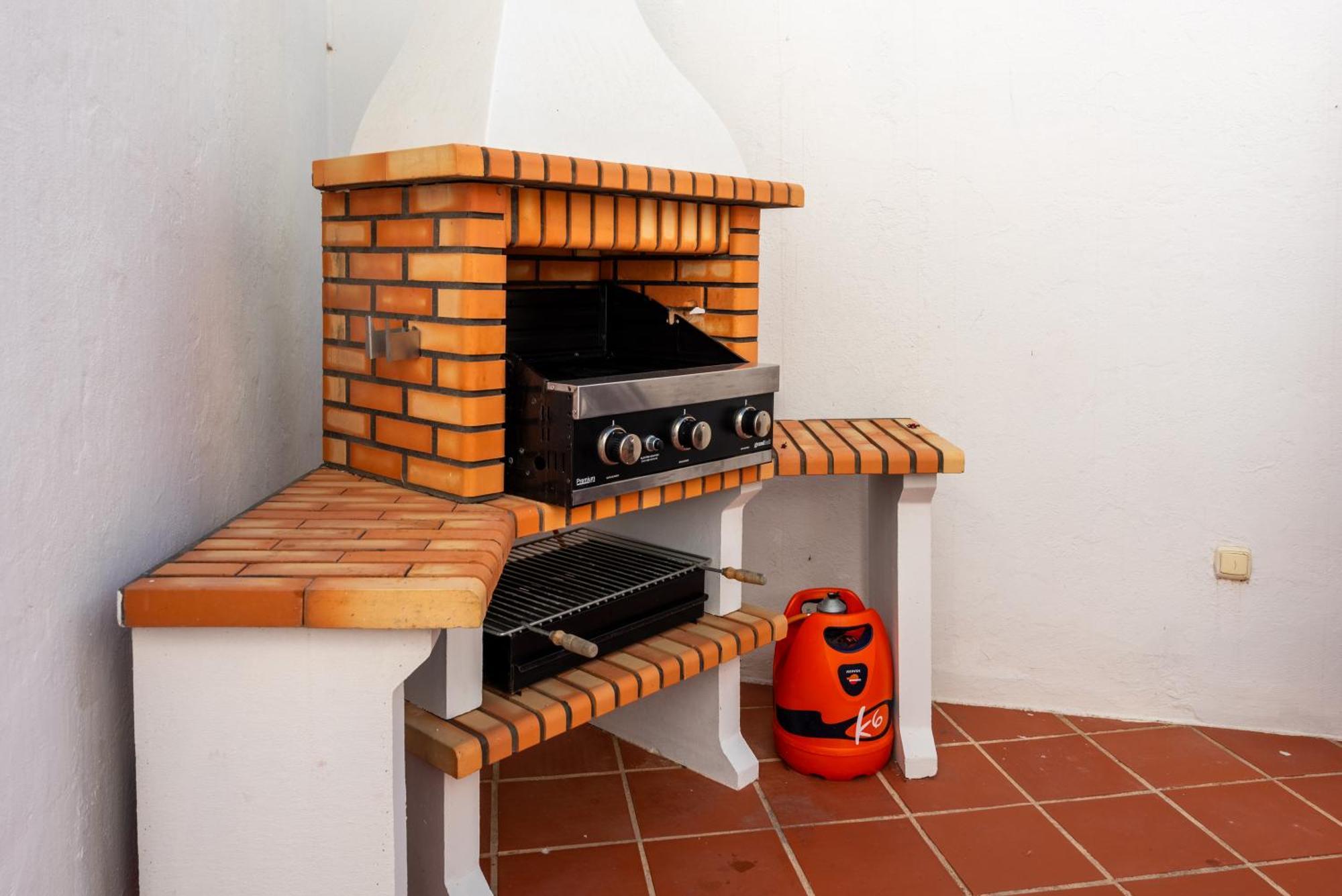 Stylish 3 Bed House 2 Bathrooms, With Patio, Roof Terrace And Communal Pool 5 Minutes Away From The Beautiful Spanish White Village Of Casares Pueblo And Only 20 Mins From The Sea Luaran gambar