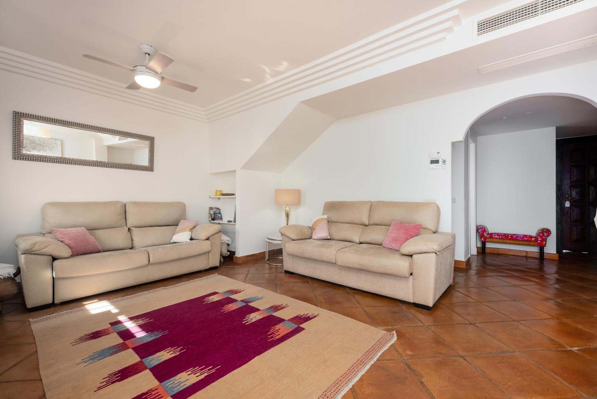 Stylish 3 Bed House 2 Bathrooms, With Patio, Roof Terrace And Communal Pool 5 Minutes Away From The Beautiful Spanish White Village Of Casares Pueblo And Only 20 Mins From The Sea Luaran gambar