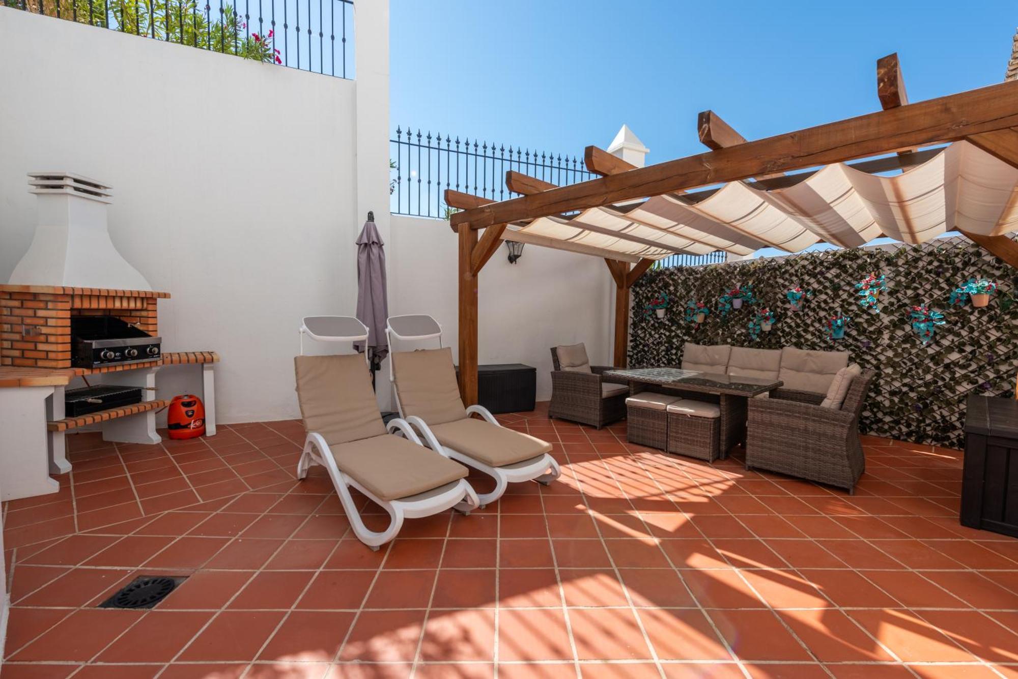 Stylish 3 Bed House 2 Bathrooms, With Patio, Roof Terrace And Communal Pool 5 Minutes Away From The Beautiful Spanish White Village Of Casares Pueblo And Only 20 Mins From The Sea Luaran gambar