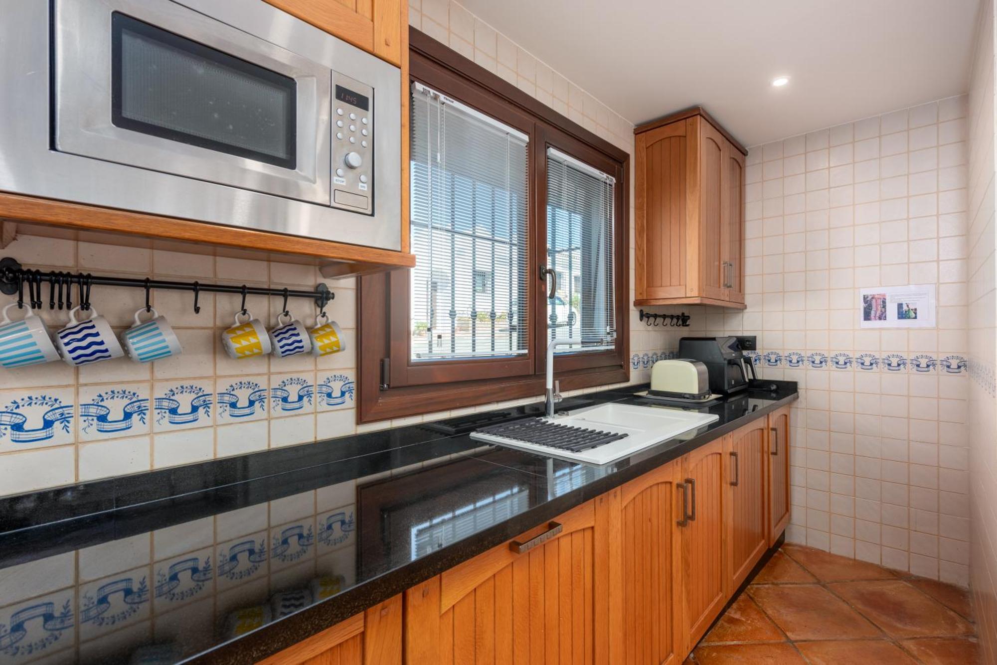 Stylish 3 Bed House 2 Bathrooms, With Patio, Roof Terrace And Communal Pool 5 Minutes Away From The Beautiful Spanish White Village Of Casares Pueblo And Only 20 Mins From The Sea Luaran gambar