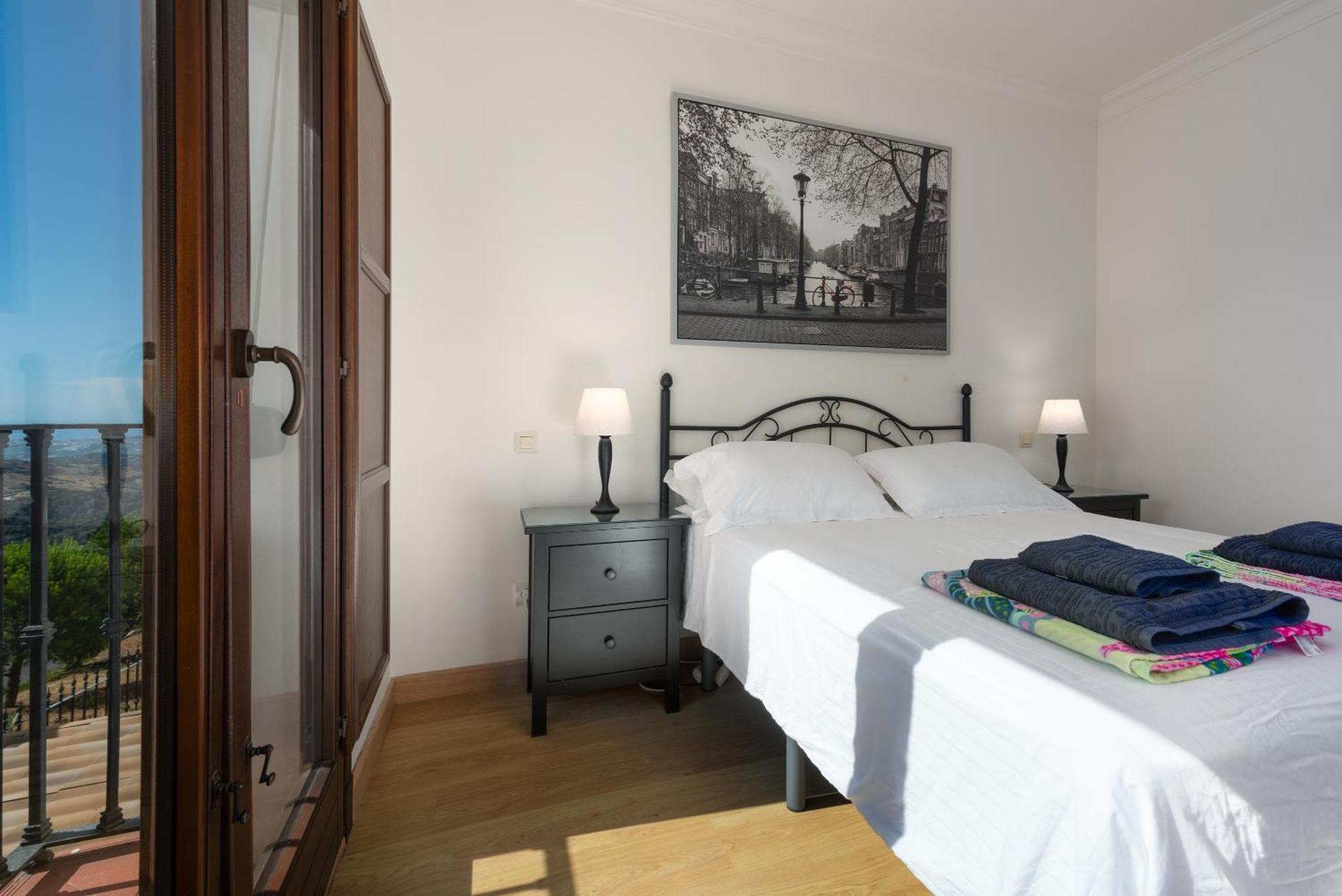 Stylish 3 Bed House 2 Bathrooms, With Patio, Roof Terrace And Communal Pool 5 Minutes Away From The Beautiful Spanish White Village Of Casares Pueblo And Only 20 Mins From The Sea Luaran gambar