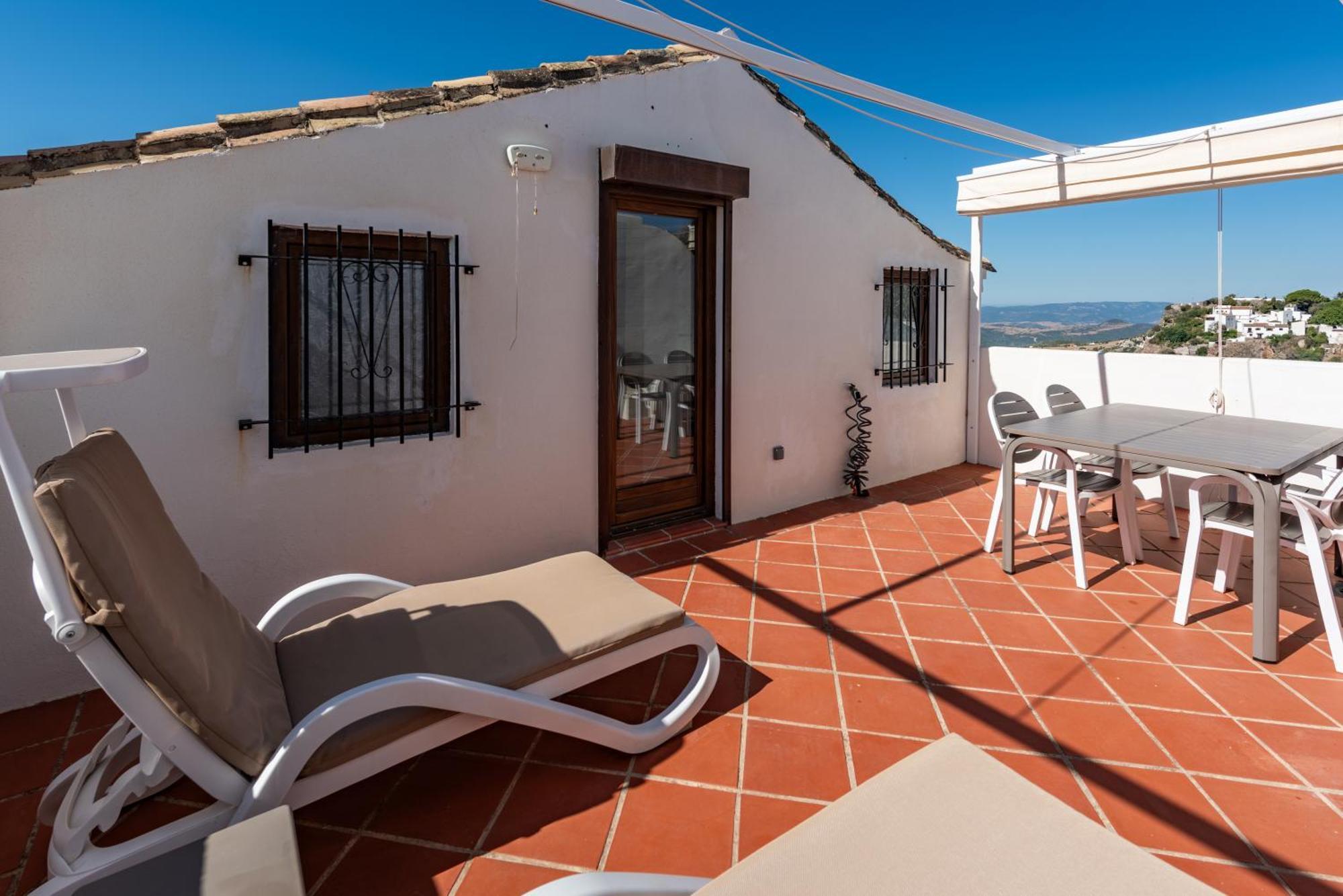 Stylish 3 Bed House 2 Bathrooms, With Patio, Roof Terrace And Communal Pool 5 Minutes Away From The Beautiful Spanish White Village Of Casares Pueblo And Only 20 Mins From The Sea Luaran gambar