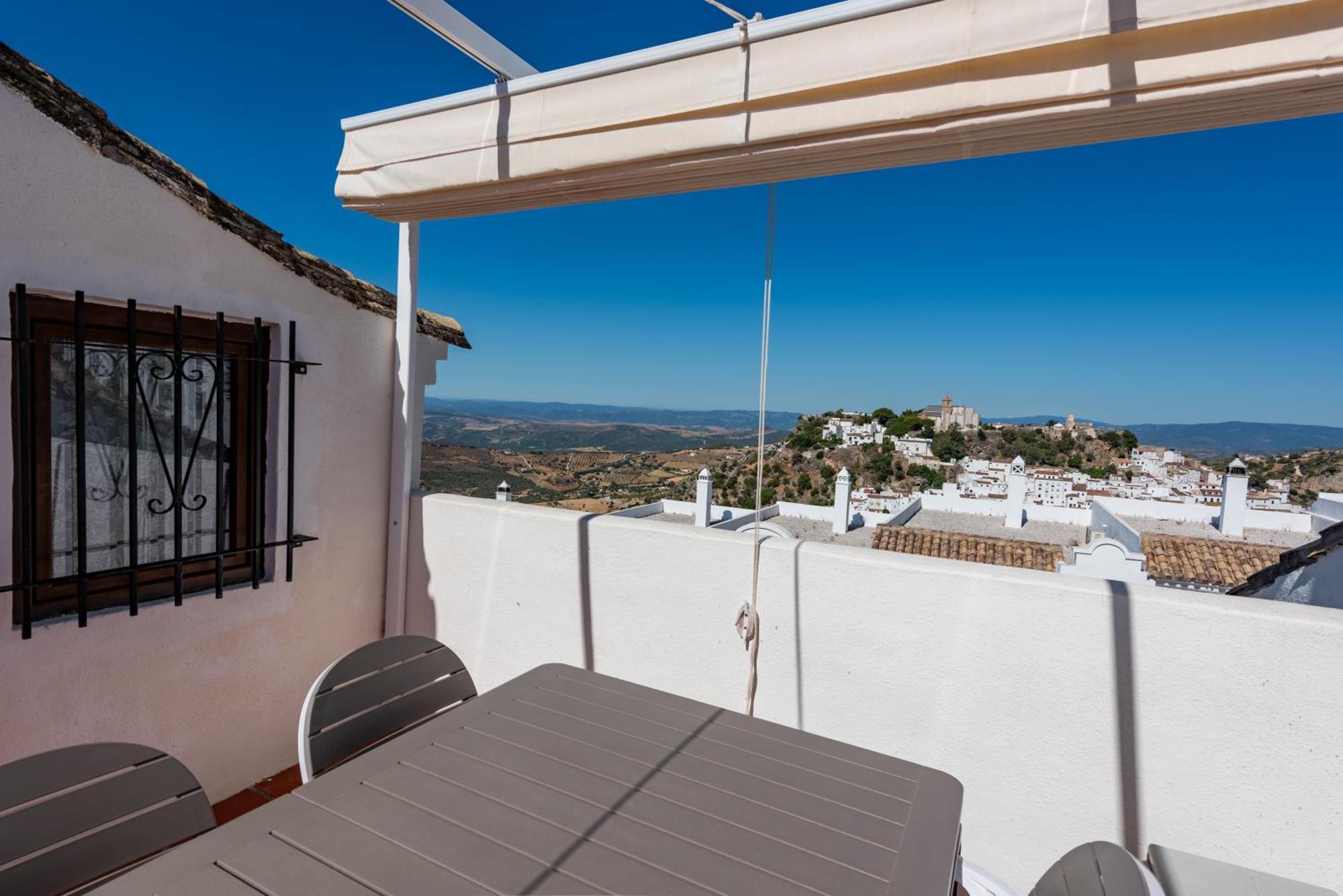 Stylish 3 Bed House 2 Bathrooms, With Patio, Roof Terrace And Communal Pool 5 Minutes Away From The Beautiful Spanish White Village Of Casares Pueblo And Only 20 Mins From The Sea Luaran gambar