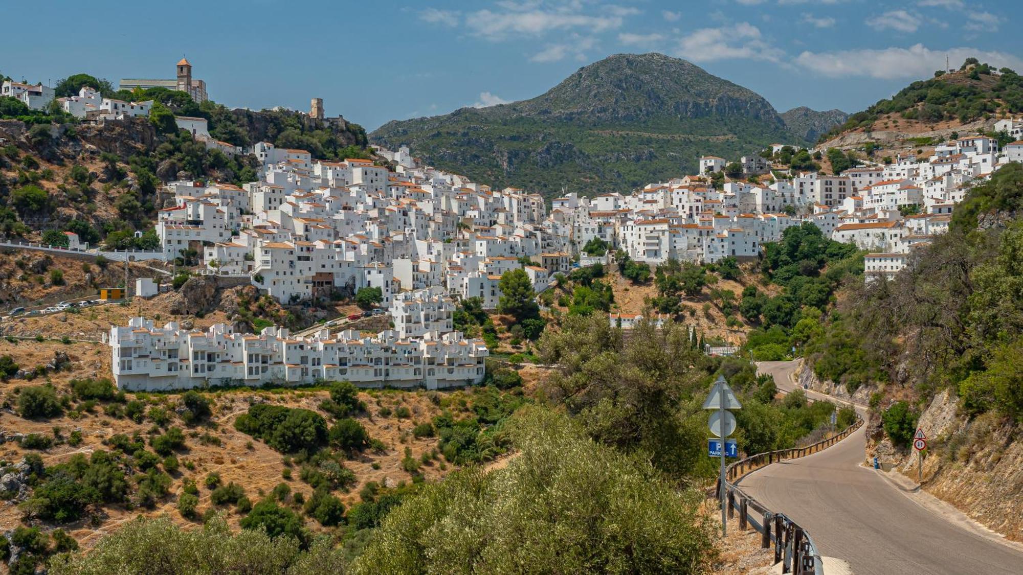 Stylish 3 Bed House 2 Bathrooms, With Patio, Roof Terrace And Communal Pool 5 Minutes Away From The Beautiful Spanish White Village Of Casares Pueblo And Only 20 Mins From The Sea Luaran gambar