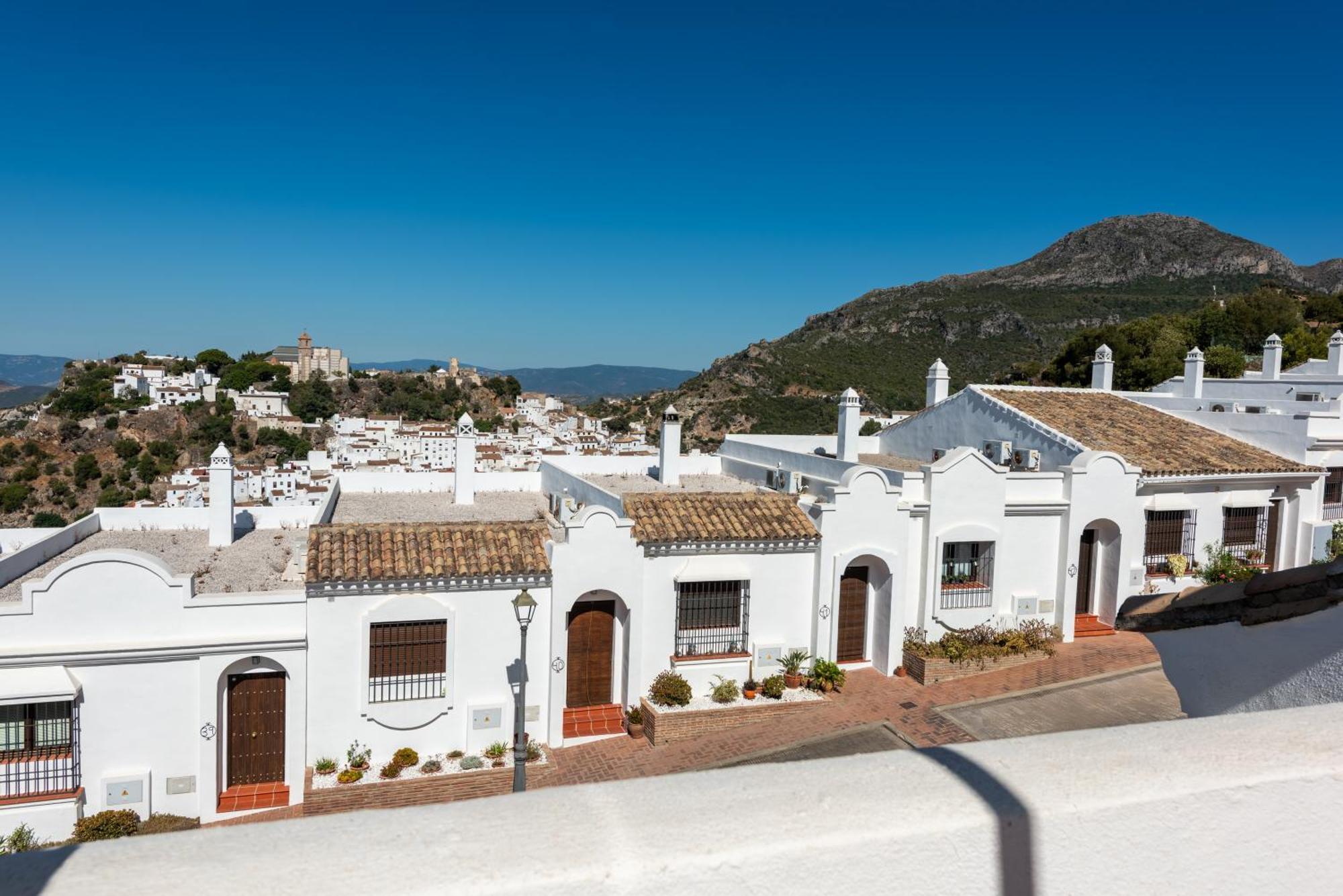 Stylish 3 Bed House 2 Bathrooms, With Patio, Roof Terrace And Communal Pool 5 Minutes Away From The Beautiful Spanish White Village Of Casares Pueblo And Only 20 Mins From The Sea Luaran gambar