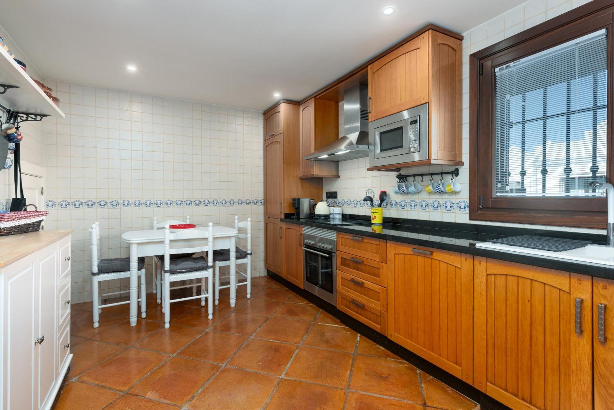 Stylish 3 Bed House 2 Bathrooms, With Patio, Roof Terrace And Communal Pool 5 Minutes Away From The Beautiful Spanish White Village Of Casares Pueblo And Only 20 Mins From The Sea Luaran gambar
