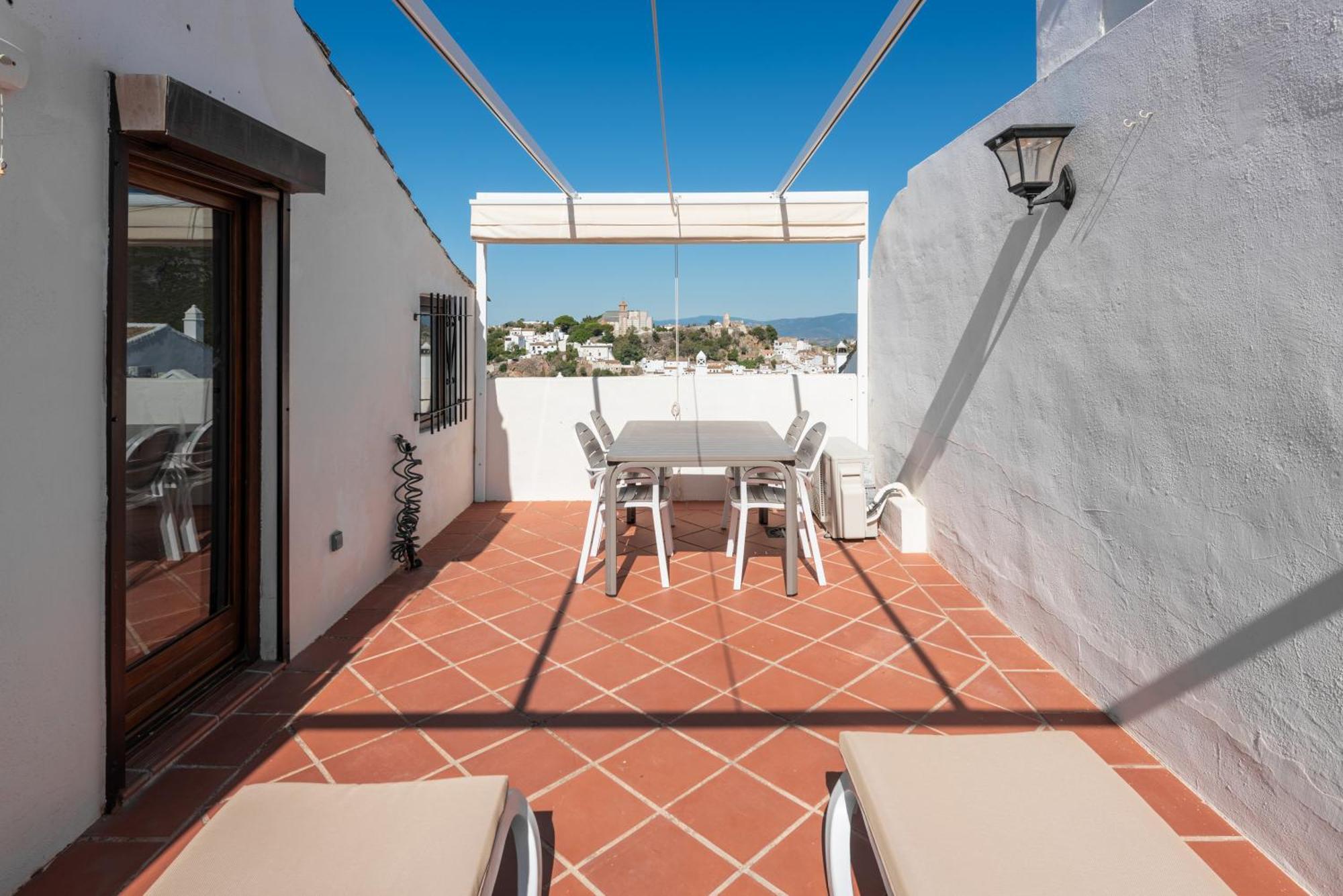 Stylish 3 Bed House 2 Bathrooms, With Patio, Roof Terrace And Communal Pool 5 Minutes Away From The Beautiful Spanish White Village Of Casares Pueblo And Only 20 Mins From The Sea Luaran gambar