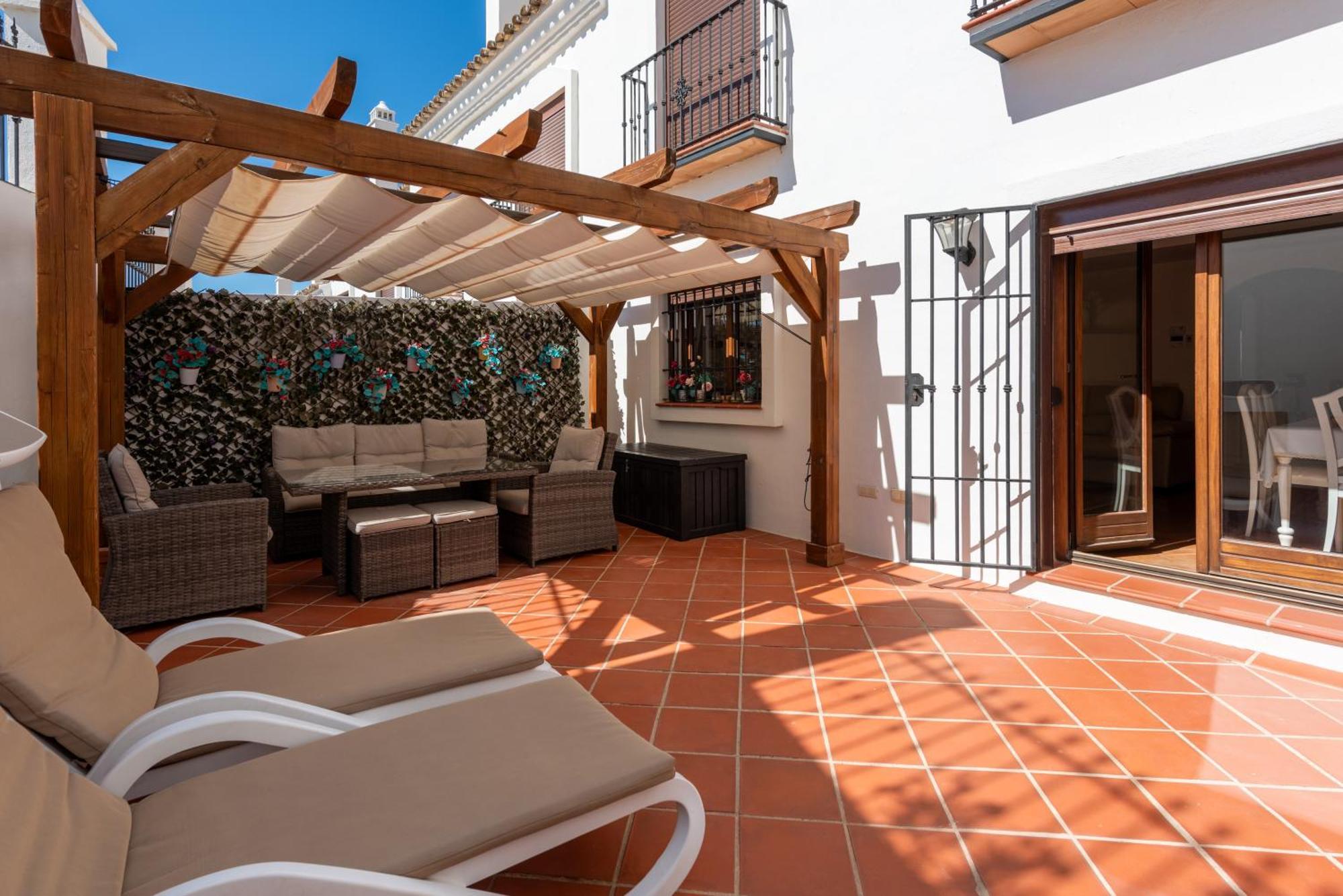 Stylish 3 Bed House 2 Bathrooms, With Patio, Roof Terrace And Communal Pool 5 Minutes Away From The Beautiful Spanish White Village Of Casares Pueblo And Only 20 Mins From The Sea Luaran gambar