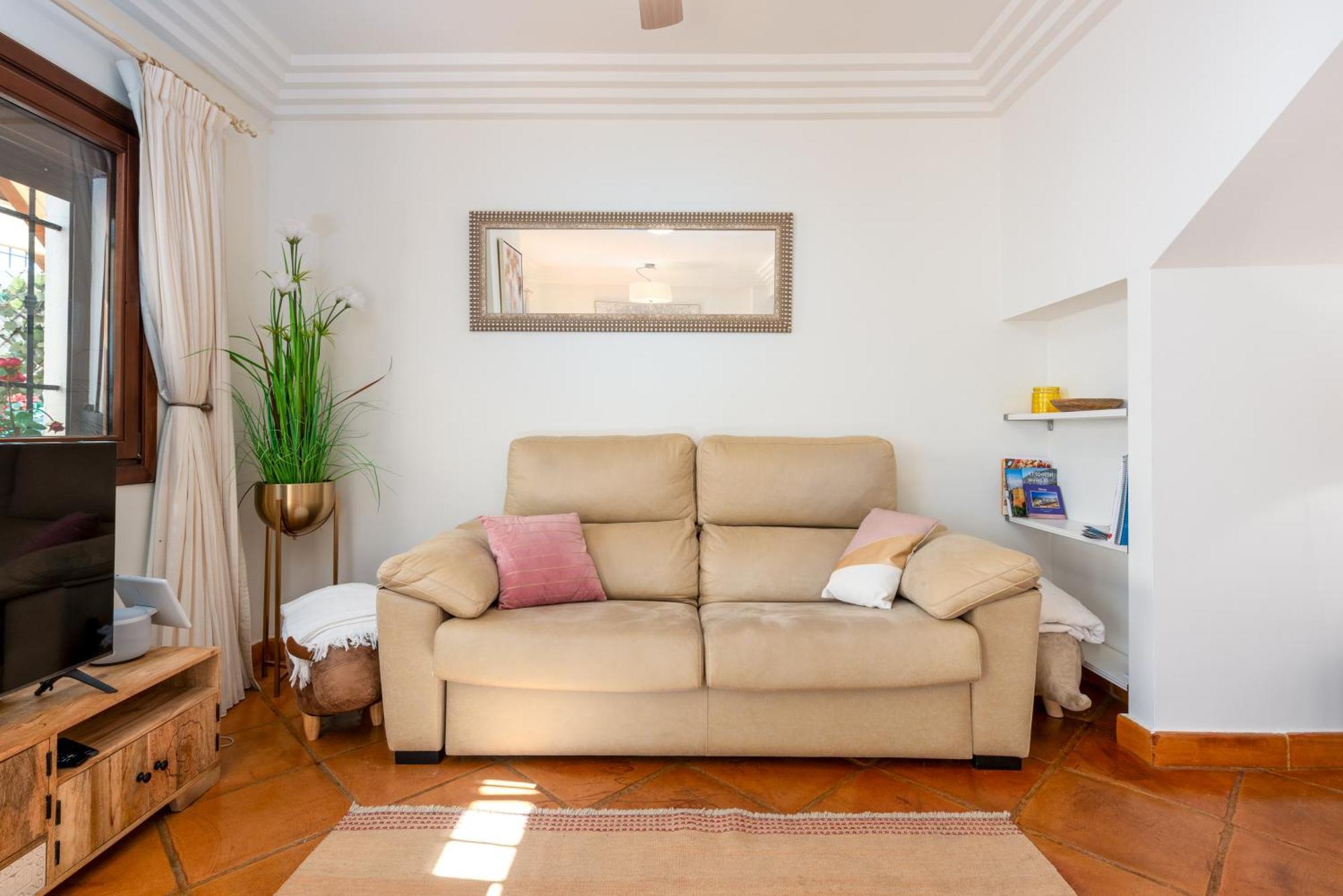 Stylish 3 Bed House 2 Bathrooms, With Patio, Roof Terrace And Communal Pool 5 Minutes Away From The Beautiful Spanish White Village Of Casares Pueblo And Only 20 Mins From The Sea Luaran gambar