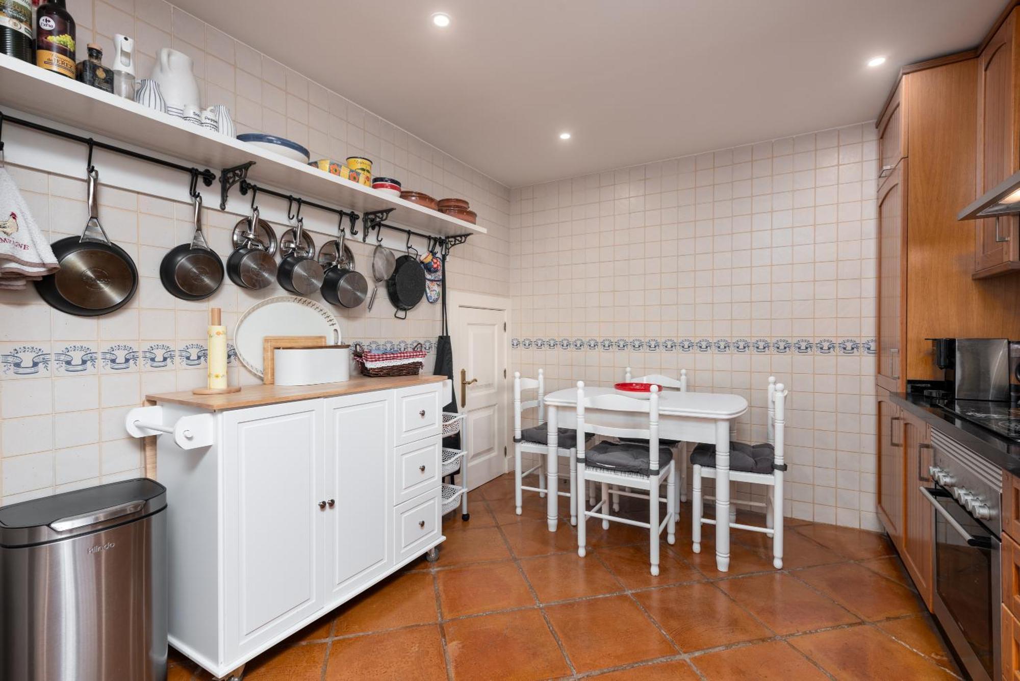 Stylish 3 Bed House 2 Bathrooms, With Patio, Roof Terrace And Communal Pool 5 Minutes Away From The Beautiful Spanish White Village Of Casares Pueblo And Only 20 Mins From The Sea Luaran gambar